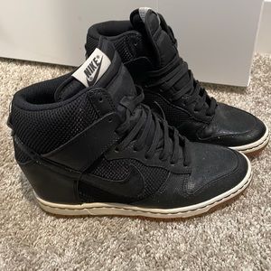 Nike black wedge tennis shoes